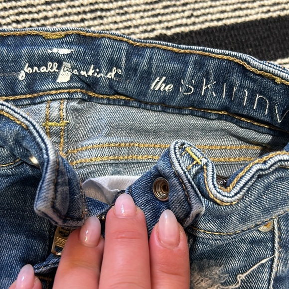 7 For All Mankind size 4 kid’s distressed skinny denim jeans - Picture 5 of 6